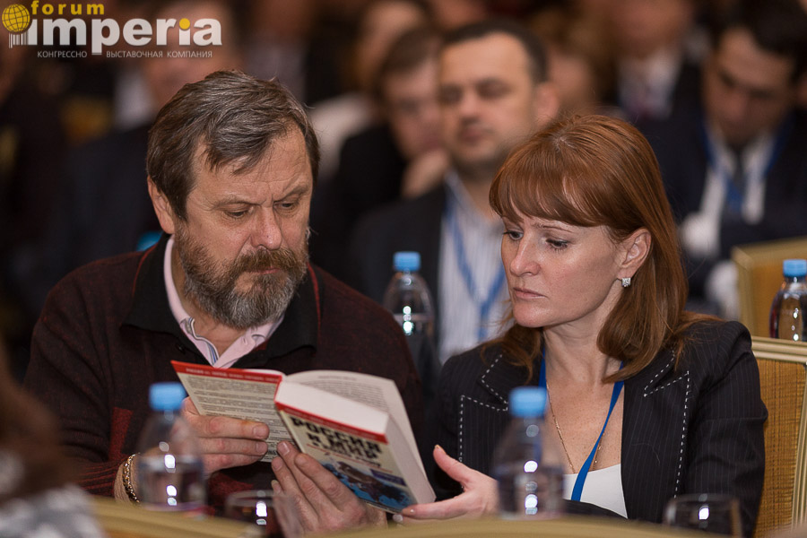 Делегаты Форума знакомятся с книгой Андрея Безрукова